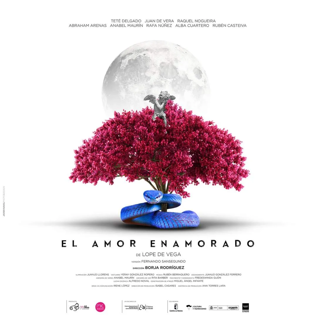 Cartel de El amor enamorado: un árbol de flores rosas con un Cupido en la copa y una serpiente azul enroscada en el tronco, bajo la luna llena