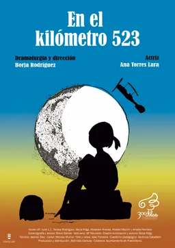 Cartel de En el kilómetro 523: silueta de una niña sentada ante una luna enorme mientras pasa una avioneta, sobre un cielo azul que se vuelve naranja