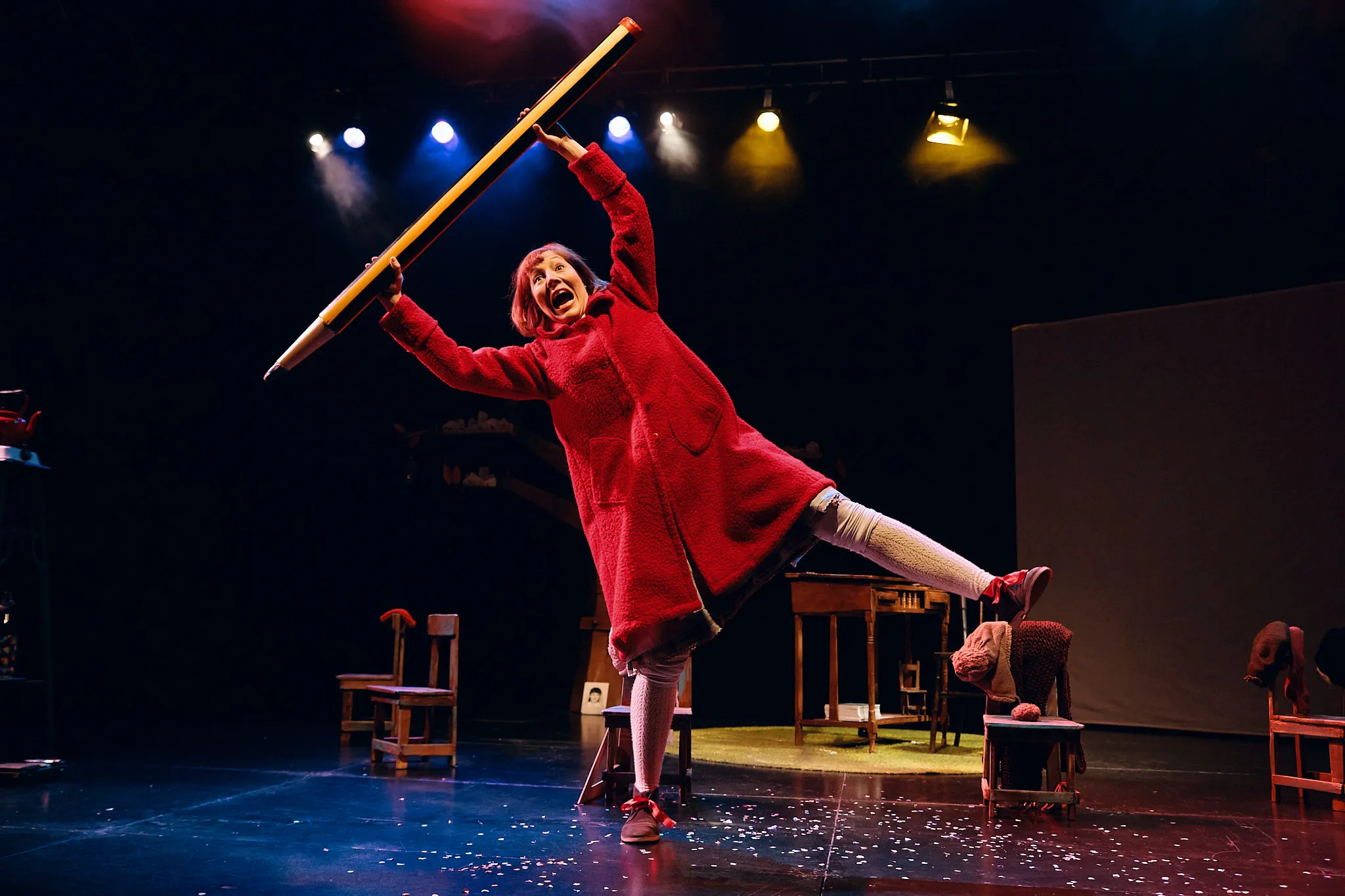 Antonia, con abrigo rojo, hace equilibrios con una pértiga como en un circo