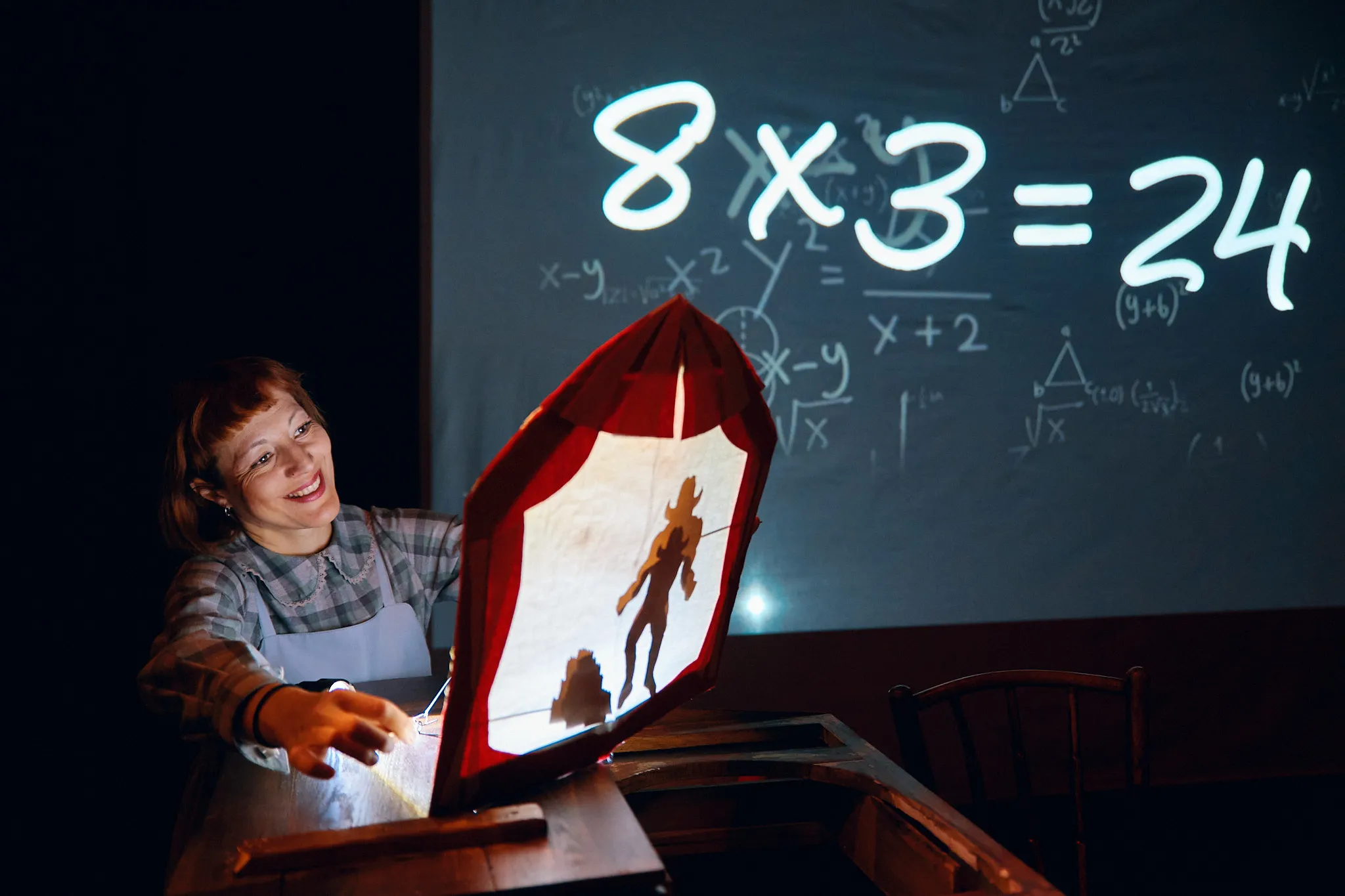 Teatro de sombras sobre una pizarra con la cuenta 8 × 3 = 24