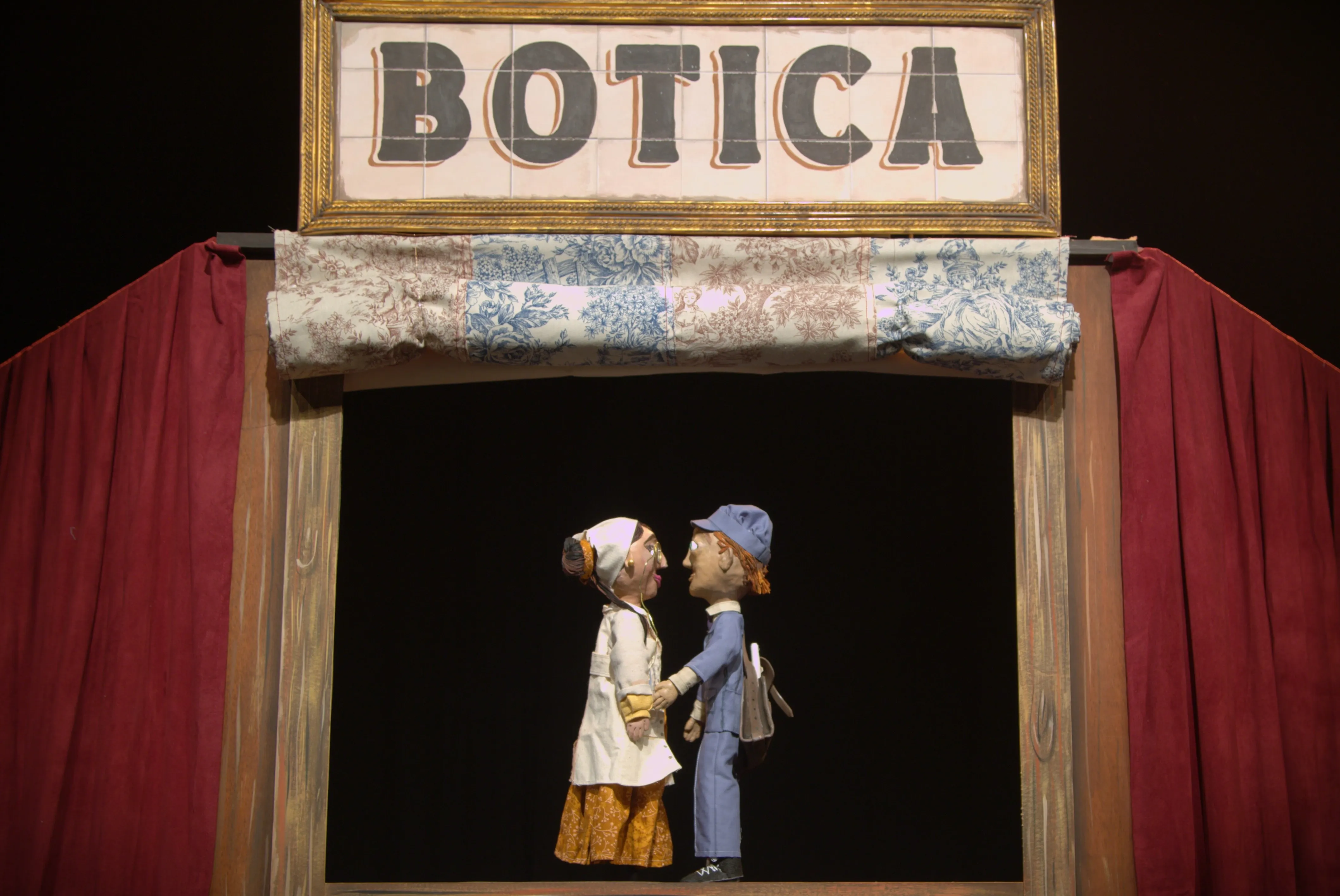 Matilde y Baldomero se miran de cerca en la ventana de la botica