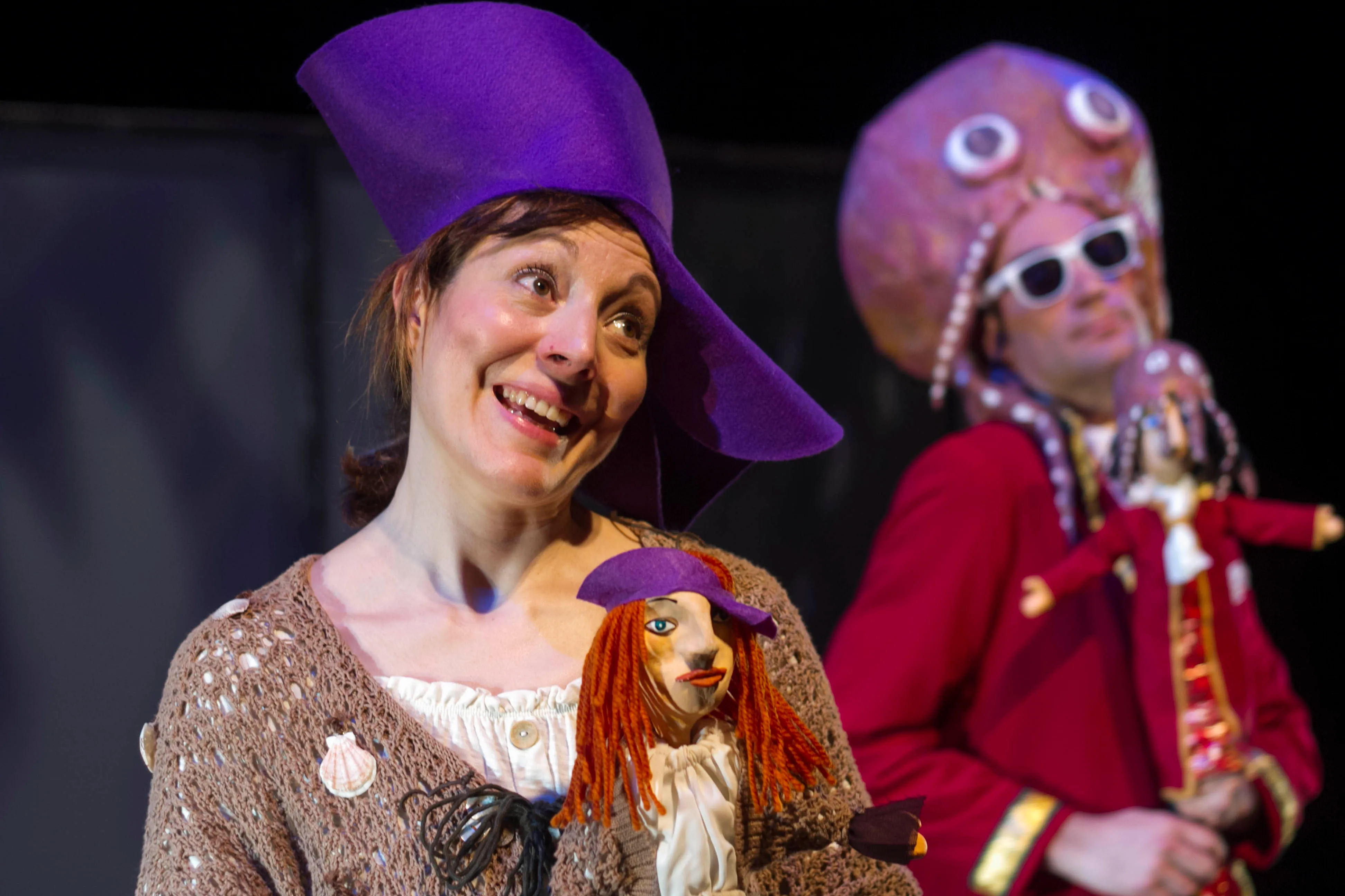 Ana Torres Lara, con sombrero morado, sonríe junto a Próspero, con casco de pulpo y casaca roja